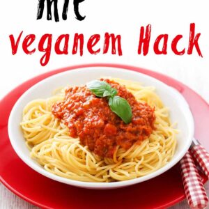 Ein Teller mit Spaghetti und veganer Bolognese Sauce mit Hack