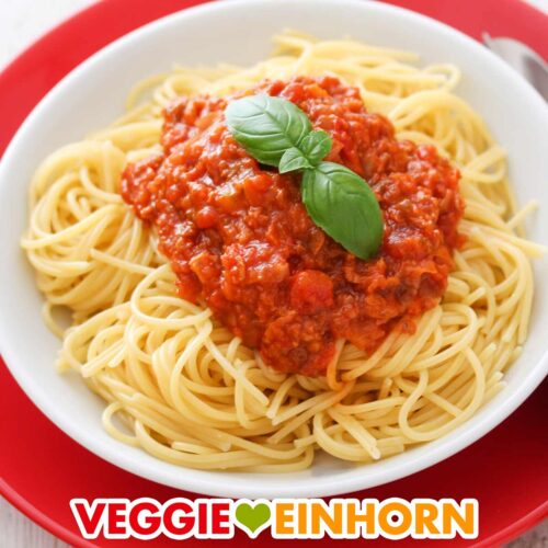 Ein Teller mit Spaghetti bolognese mit veganem Hack