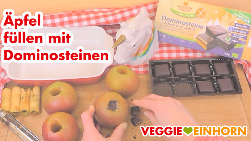 Äpfel mit geviertelten Dominosteinen füllen.