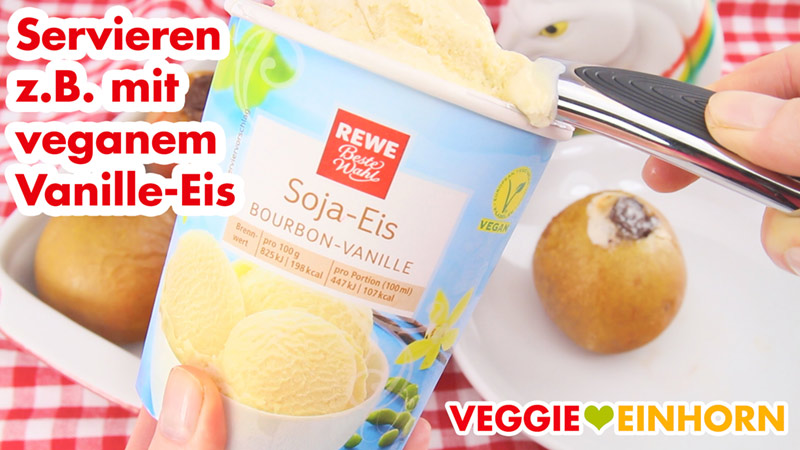 Bratäpfel servieren mit veganem Vanilleeis