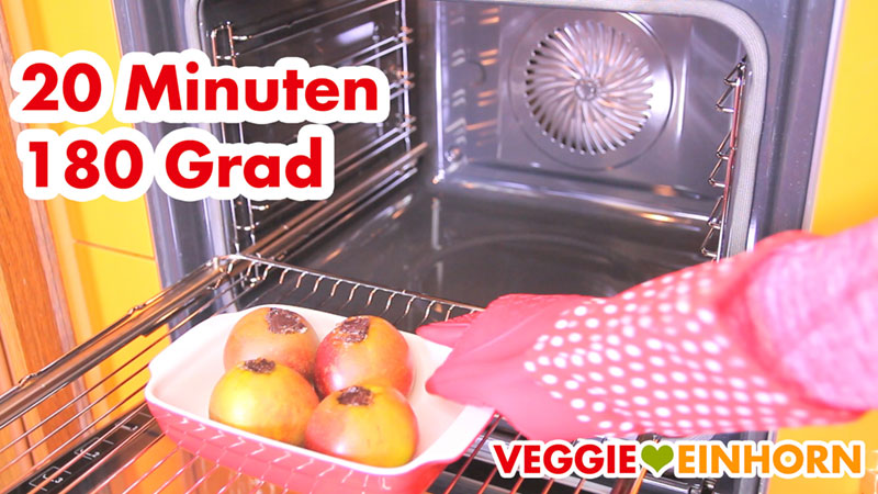 Bratäpfel in eine Auflaufform setzen. 20 Minuten bei 180°C (Umluft) im vorgeheizten Ofen backen. Bratäpfel mit Dominosteinen im Ofen