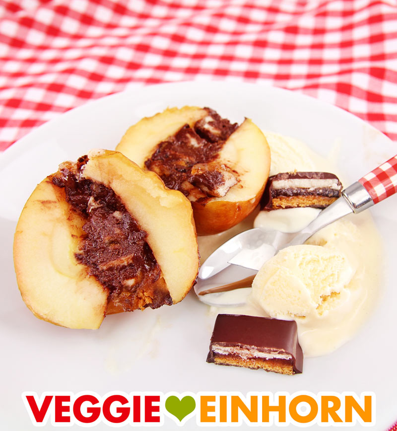 Vegane Bratäpfel mit Dominosteinen und Vanilleeis serviert