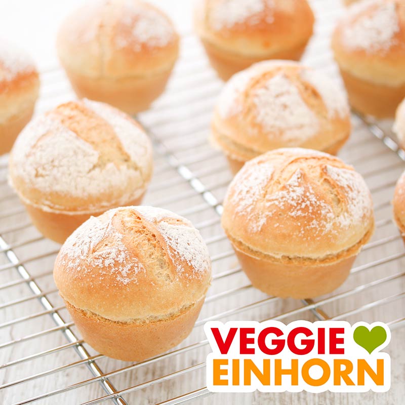 Ein Abkühlgitter mit Brötchen aus der Muffinform