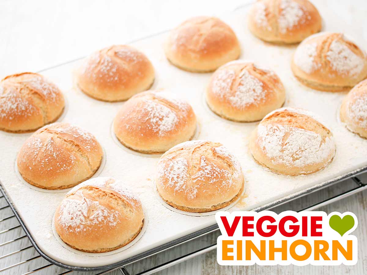 Eine Muffinform mit 12 kleinen Brötchen