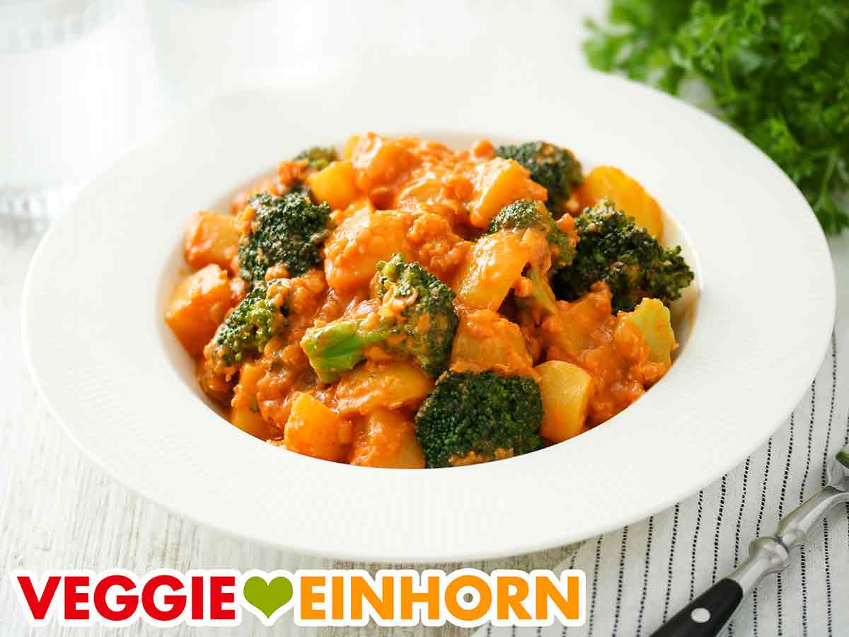 Kartoffel Brokkoli Curry mit Kokosmilch Brokkoli Curry auf einem Teller