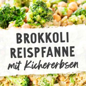 Brokkoli-Reis-Pfanne mit Kichererbsen, oben eine Nahaufnahme auf einer Gabel, unten die Pfanne mit cremiger Reis-Gemüse-Mischung und Holzlöffel, dazwischen Textfeld mit Rezepttitel.