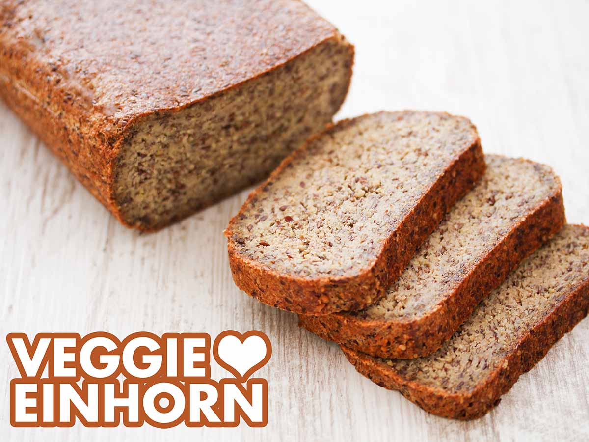 Ein angeschnittenes Brot ohne Mehl