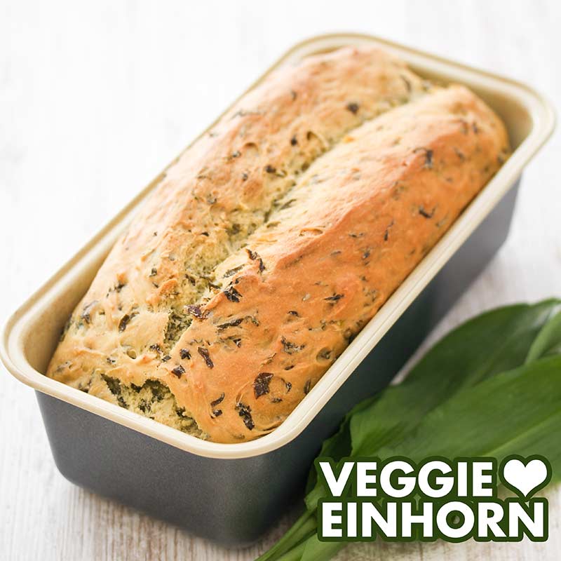 Ein Bärlauchbrot in einer Kastenbackform