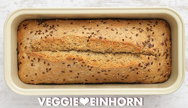 Brot ohne Mehl bestreut mit Samen als Topping
