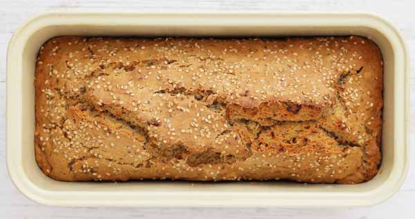 Eingerissenes Brot ohne Hefe