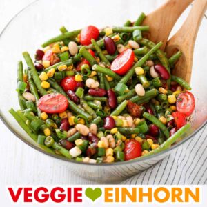 Gemischter Bohnensalat mit grünen Bohnen, Mais und Tomaten