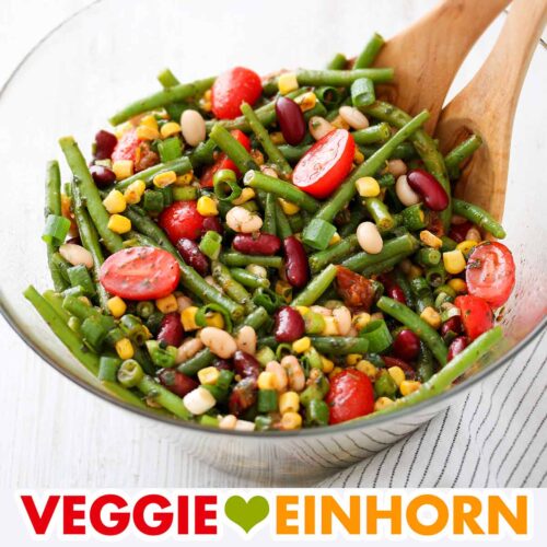 Gemischter Bohnensalat mit grünen Bohnen, Mais und Tomaten