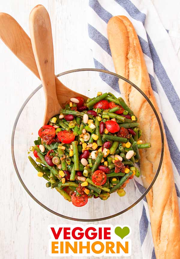 Gemischter Bohnensalat mit grünen Bohnen, Mais und Tomaten Gemischter Bohnensalat in einer Schüssel und ein Baguette