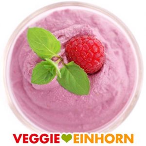 Vegane Cashew Creme mit Himbeeren und Datteln