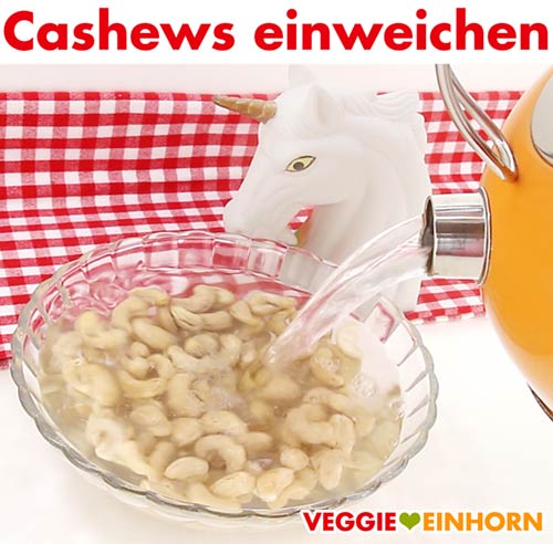 Cashewkerne mit kochendem Wasser einweichen