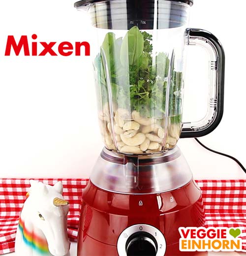 Eingeweichte Cashewkerne und frische Kräuter im Standmixer