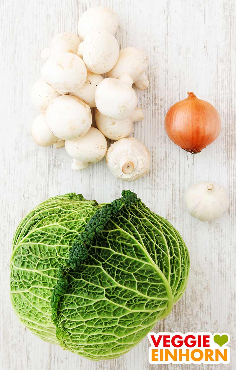 Champignons, ein Kopf Wirsing, eine Zwiebel, Knoblauch