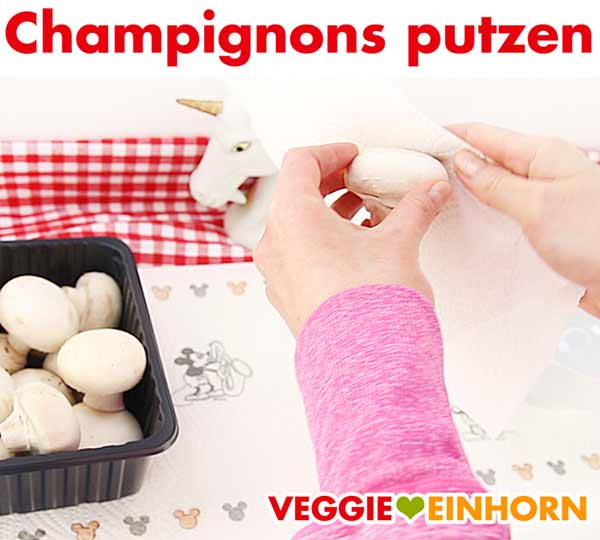 Champignons mit Küchenpapier säubern Champignons mit Küchenpapier säubern