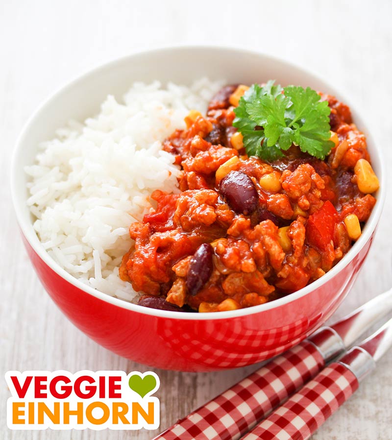 Chili mit Reis als Beilage in einer Schale