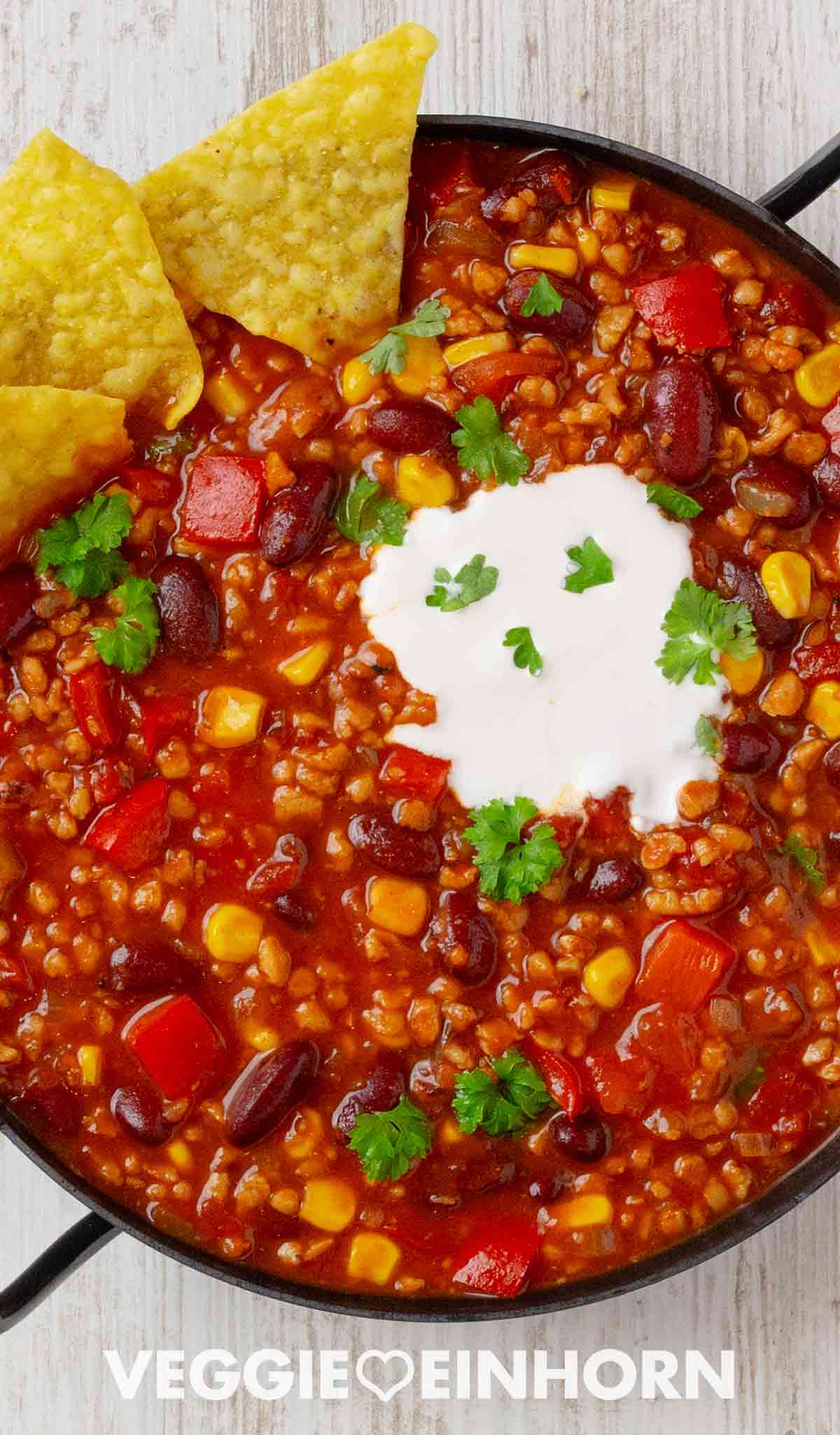 Chili sin Carne mit feinen Sojaschnetzeln Ein Topf mit Chili con Soja