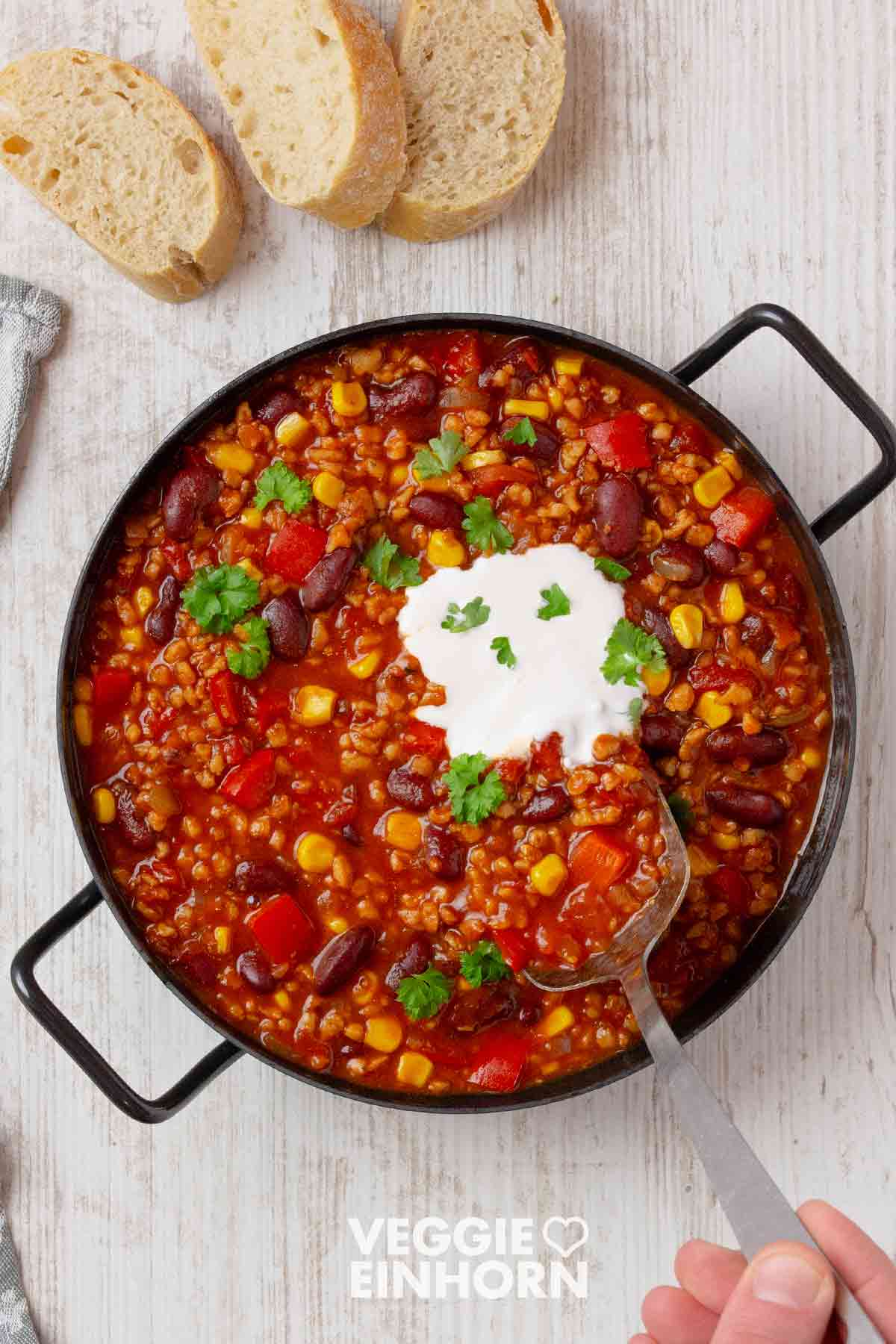 Eine Schüssel Chili sin Carne mit Sojagranulat