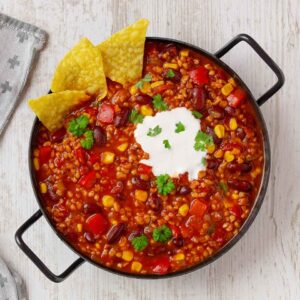 Chili sin Carne mit Sojaschnetzeln in einer roten Schale