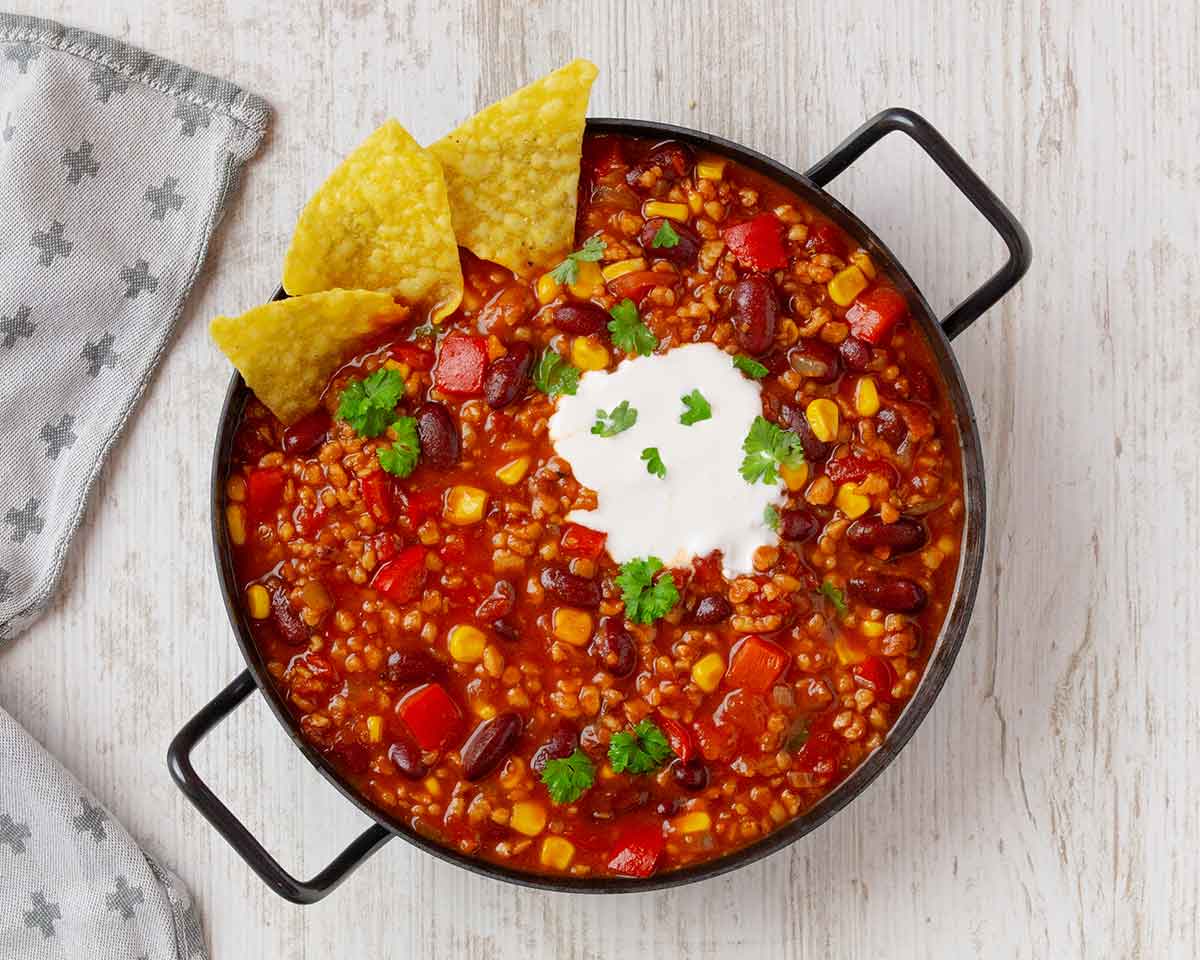 Chili sin Carne mit Sojaschnetzeln in einer roten Schale