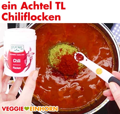 Türkische Linsensuppe würzen mit Chiliflocken Türkische Linsensuppe würzen mit Chiliflocken