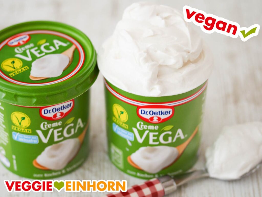 Zwei Becher vegane Creme fraiche von Dr. Oetker