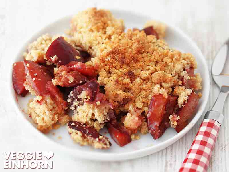 Zwetschgen Crumble auf einem Dessertteller