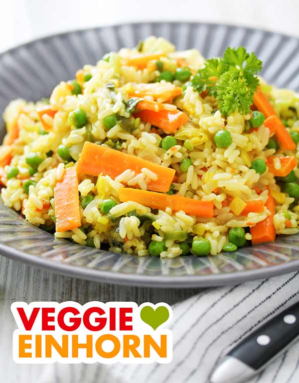 Curry Reis Pfanne Curry Reis Pfanne auf einem dunkelgrauen Teller