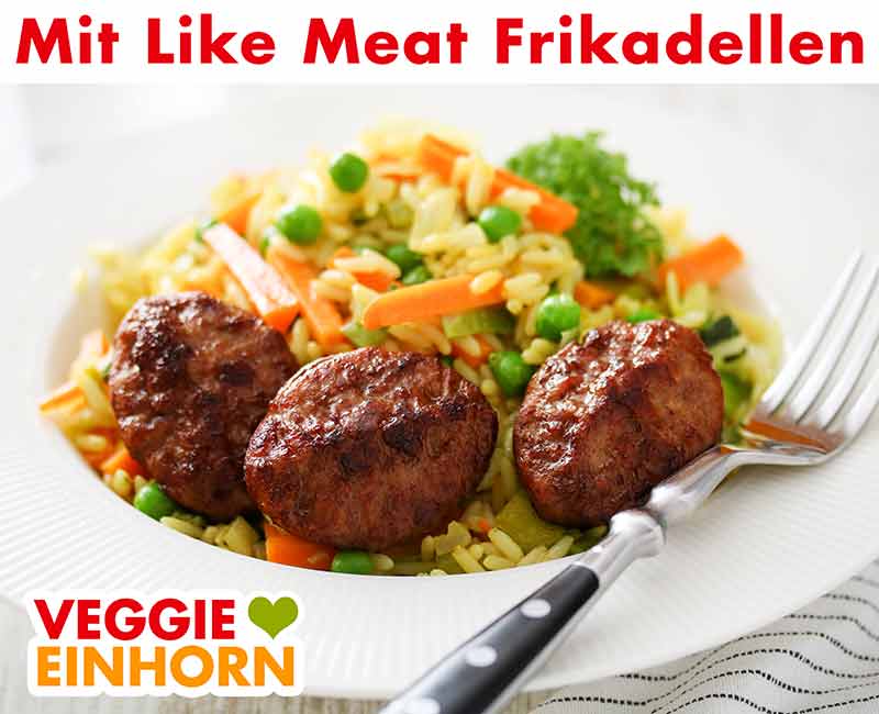 Curry Reis Pfanne mit veganen Frikadellen Eine Portion Curry Reis Pfanne mit veganen Frikadellen