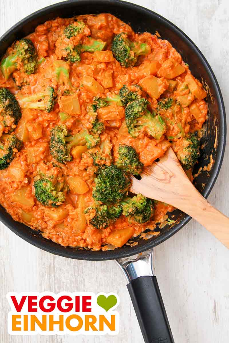 Kartoffel Brokkoli Curry mit roten Linsen Kartoffel Brokkoli Curry in einer Pfanne