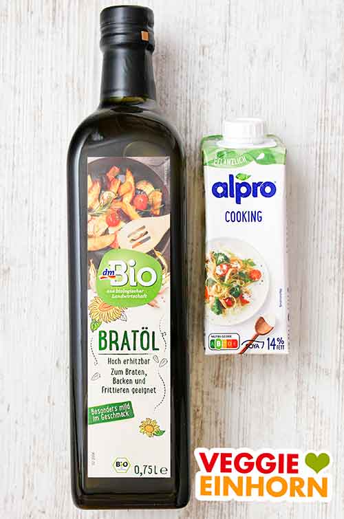 dm Bio Bratöl und Alpro Cooking Sojasahne Eine Flasche Bratöl und eine Packung Sojasahne zum Kochen