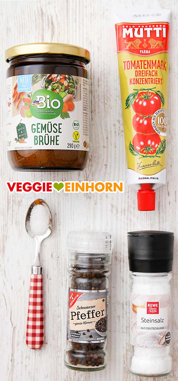 Gemüsebrühe Pulver, Tomatenmark und Gewürze Ein Glas Gemüsebrühepulver von dm, eine Tube Tomatenmark, Zucker, Pfeffer und Salz