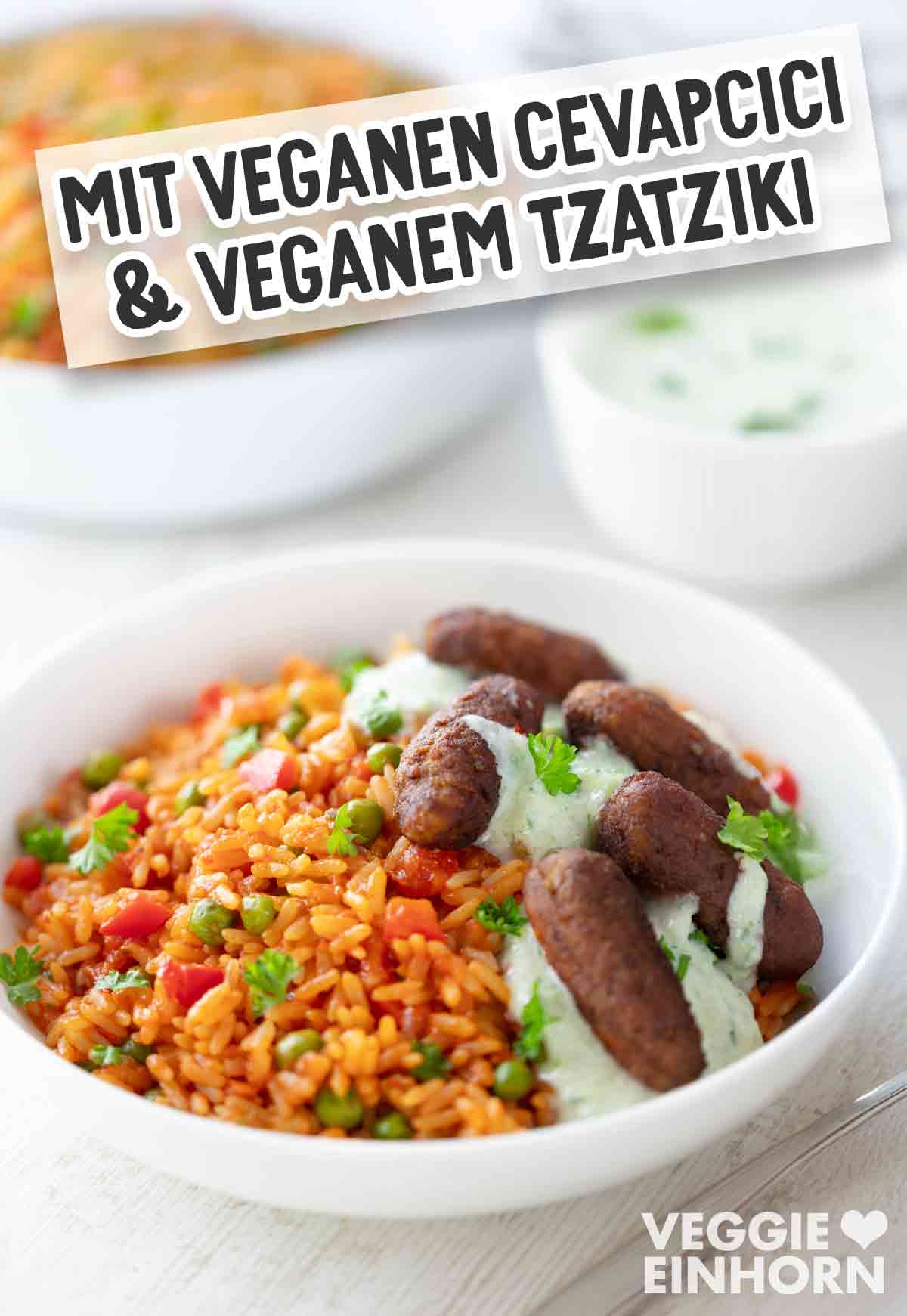Ein Teller mit Djuvec-Reis, veganen Cevapcici und veganem Tzatziki, garniert mit frischer Petersilie. Im Hintergrund eine weitere Schüssel mit Djuvec-Reis und eine Schale mit Tzatziki. Oben im Bild ist ein Schriftbanner mit der Aufschrift „MIT VEGANEN CEVAPCICI & VEGANEM TZATZIKI“.