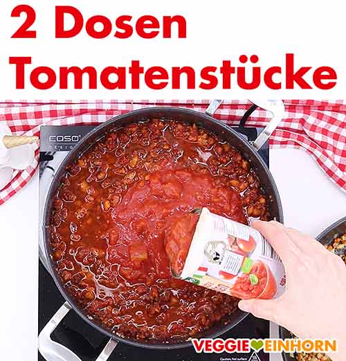 Tomaten aus der Dose zufügen