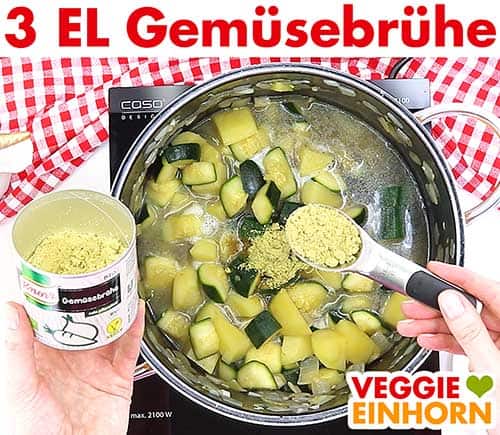 3 Esslöffel Gemüsebrühe Pulver zufügen 3 Esslöffel Gemüsebrühe Pulver zufügen