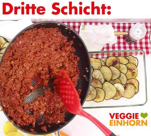Vegane Hack Sauce in die Auflaufform geben Vegane Hack Sauce in die Auflaufform geben