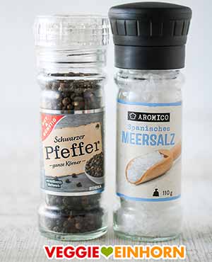 Pfeffermühle und Meersalz Mühle Eine Pfeffermühle von Gut und Günstig und Meersalz von Aromico