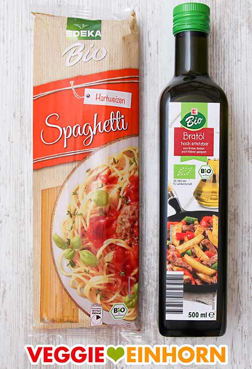 Spaghetti und Bratöl Eine Packung Spaghetti und eine Flasche Bratöl