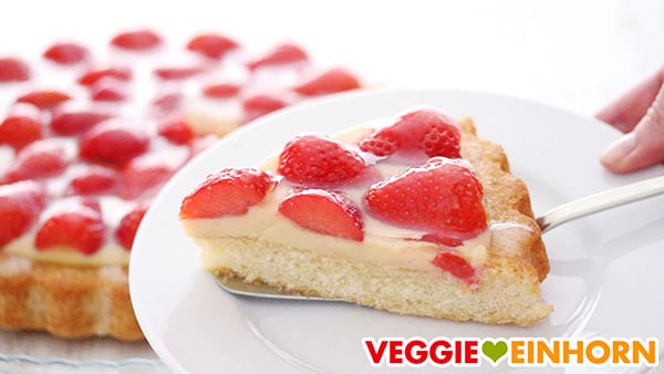 Ein Stück veganer Erdbeerkuchen mit Vanillepudding