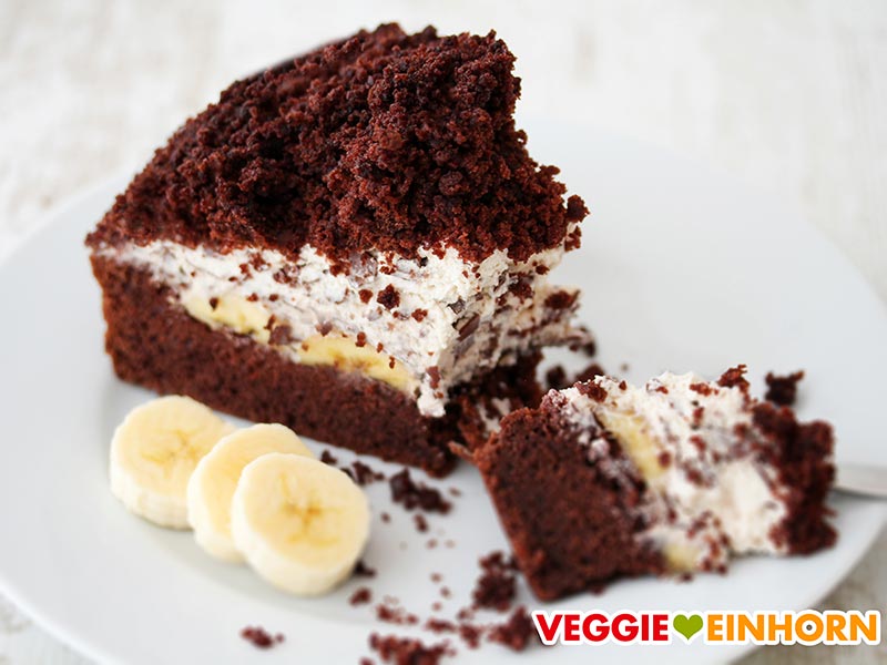 Ein Stück veganer Maulwurfkuchen