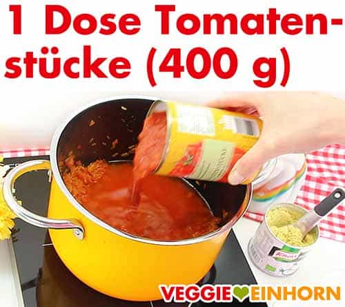 Eine Dose Tomatenstücke zufügen.