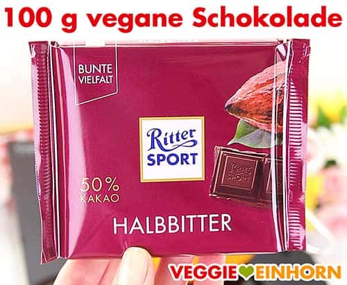 Eine Tafel vegane Schokolade (Ritter Sport Halbbitter).