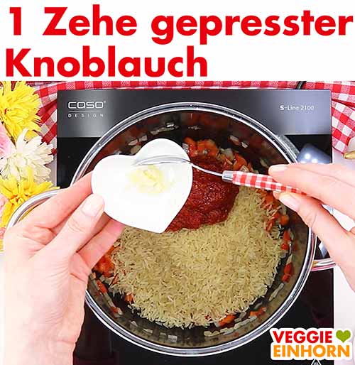 Gepressten Knoblauch zufügen.