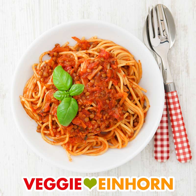 Bolognese mit Dosenlinsen auf einem Teller Spaghetti