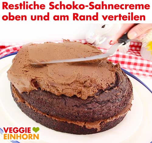 Schokotorte mit veganer Sahnecreme bestreichen Schokotorte mit veganer Sahnecreme bestreichen