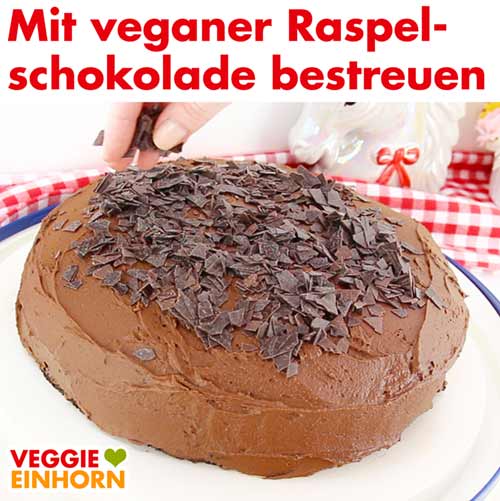 Schokotorte mit veganer Raspelschokolade bestreuen Schokotorte mit veganer Raspelschokolade bestreuen