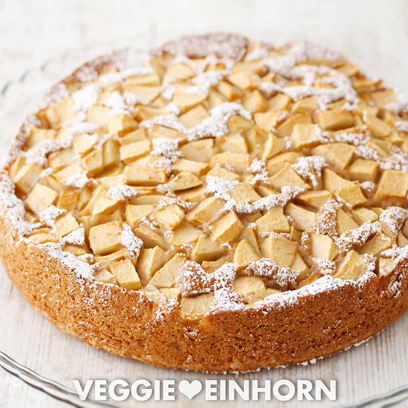 Einfacher veganer Apfelkuchen mit Puderzucker bestreut